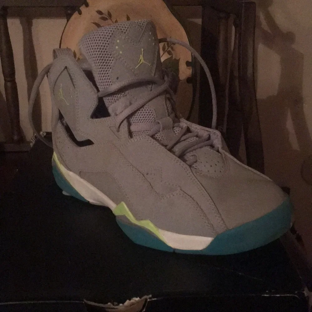 Jordan true size 7y worn once - Picture 3 of 3